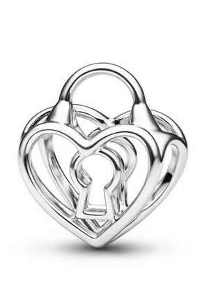 Lucchetto argentato a forma di cuore con foro per chiave, caratterizzato da anelli intrecciati e finitura lucida, che mette in risalto superfici lisce e riflettenti.