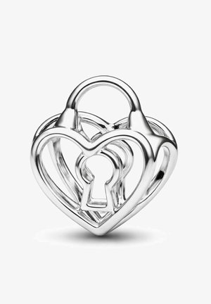 Lucchetto argentato a forma di cuore con foro per chiave, caratterizzato da anelli intrecciati e finitura lucida, che mette in risalto superfici lisce e riflettenti.