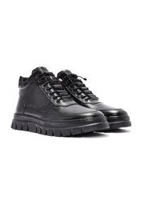 Zapatillas altas de cuero negro con paneles laterales texturizados, cordones redondos y suela de goma pronunciada con un diseño de banda de rodadura multicanal.