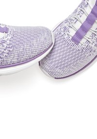 Violeti sporta apavi ar teksturētu adītu augšdaļu, baltām šņorēm un violeta akcenta zoli. Dizains iekļauj elpojošu materiālu.