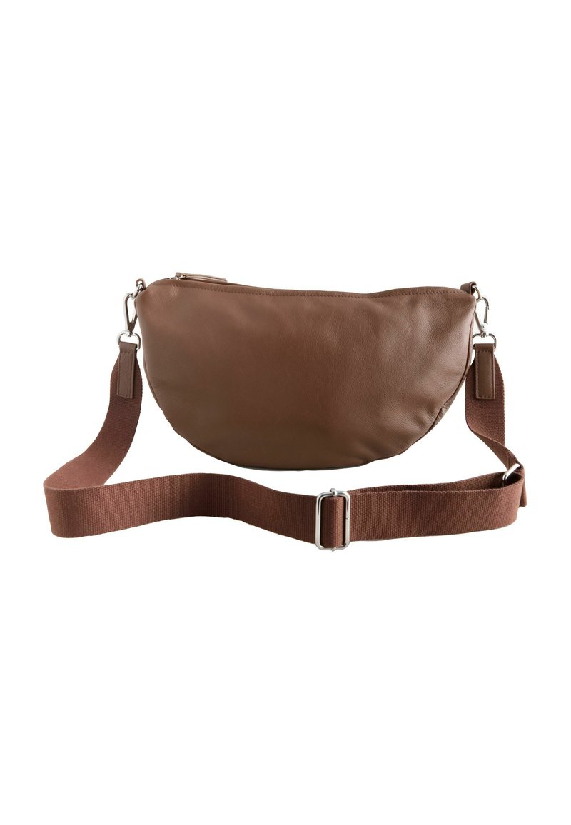 Braune Leder-Umhängetasche mit geschwungener Form, ausgestattet mit einem Reißverschluss und einem abnehmbaren Stoffgurt. Glatte Textur mit Metallbeschlägen.