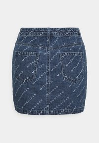 Jeanskjol i mörkblått med ett upprepat "Missguided"-logomönster, två bakfickor och en knappfront.