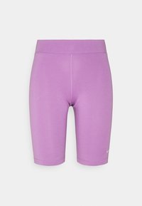 Violetit, lyhyet pyöräilyshortsit pehmeästä, joustavasta materiaalista, jossa on leveä vyötärönauha. Huomionarvoinen Nike-logo koristaa helmaa.