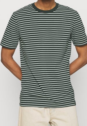 Zielona i biała pasiaste T-shirt z krótkimi rękawami i okrągłym dekoltem. Wykonany z miękkiego materiału, z poziomymi paskami i luźnym krojem.