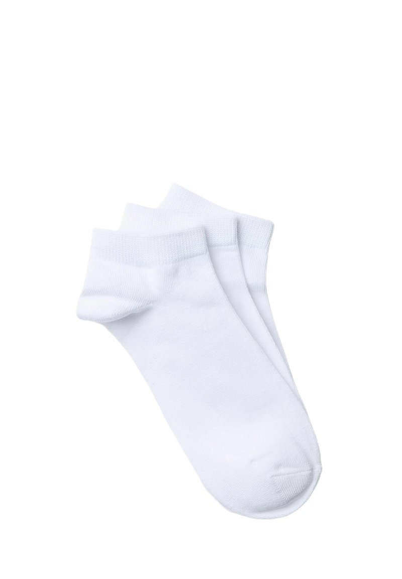 Baltos medvilninės kulkšnės kojinės su įmova, minkšta tekstūra ir be siūlių dizainu. Dvi poros sudėtos šiek tiek dalinai persidengiančios.