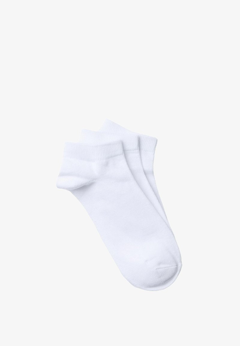 Baltos medvilninės kulkšnės kojinės su įmova, minkšta tekstūra ir be siūlių dizainu. Dvi poros sudėtos šiek tiek dalinai persidengiančios.
