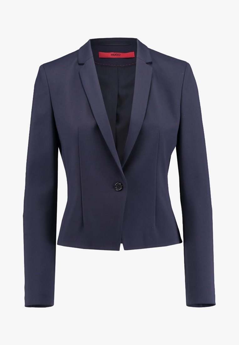 Blazer pour femmes bleu marine ajusté avec manches longues, bouton unique noir et étiquette intérieure rouge.