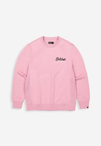 Helles rosa Sweatshirt mit geripptem Rundhalsausschnitt, langen Ärmeln und seitlichen Paneelen. Schwarzes "Butcher"-Logo auf der Brust. Weicher Stoff.