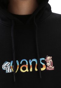 Sudadera negra con texto bordado colorido "Vans" con efecto de degradado, un gráfico de un dado y un detalle de una boca de incendio.