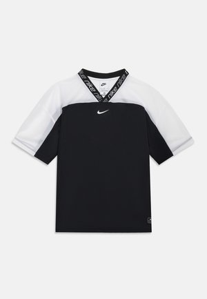 Juoda ir balta trumpomis rankovėmis Nike sportinė marškinėliai su tinklelio rankovėmis, Nike logotipu ant krūtinės ir prekės ženklo apykaklės apdaila.