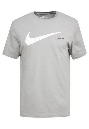 Hellgraues Baumwoll-T-Shirt mit einem großen weißen Nike-Swoosh-Logo quer über der Brust, darunter in schwarzem Text "SWOOSH". Kurze Ärmel.