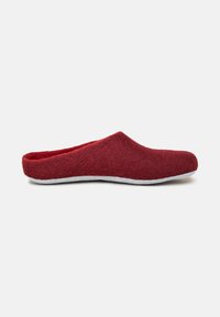Rote Filzpantoffeln mit niedrigem Rücken und abgerundeter Spitze, ausgestattet mit einer weichen Textur und flacher weißer Sohle für Komfort und den Einsatz in Innenräumen.