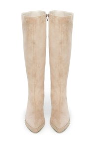 Beżowe zamszowe kozaki do kolan z kwadratowym noskiem, z zamkiem błyskawicznym z tyłu i teksturowaną powierzchnią zewnętrzną.