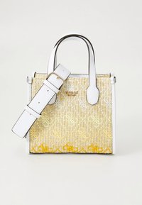 Geflochtene Strohhandtasche mit weißen Lederakzenten, quadratischer Form und einem goldenen Logo. Verfügt über Henkel sowie einen verstellbaren Riemen für Vielseitigkeit.