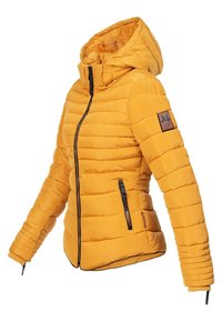 Gele pufferjack met capuchon, gequilte ontwerp, ritssluiting aan de voorkant, twee zijzakken en een leren patch op de linkerarm.