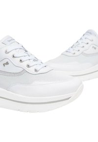 Baskets blanches en mélange de cuir synthétique lisse et de panneaux en maille, avec un bout rond, un système de laçage et une semelle en caoutchouc texturée.