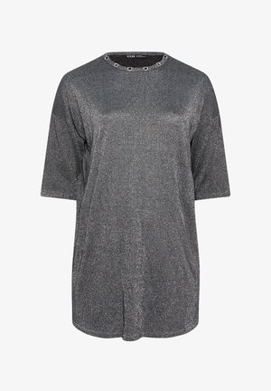 Löysä istuva lyhythihainen paita kiiltävässä hopeakankaassa, jossa on pyöreä pääntie ja pyöreitä metallikoristeita sekä suora helma.