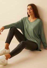 Friends Like These V NECK - Hosszú ujjú felső - khaki green