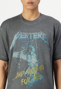 Vertere Berlin JUSTICE UNISEX - Μπλουζάκι με στάμπα - washed black