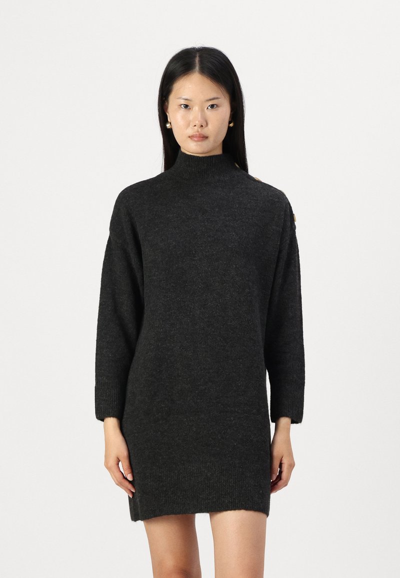 Robe en tricot gris foncé avec col montant, épaules tombantes et manches trois-quarts. Présente des poignets et un ourlet côtelés avec des boutons décoratifs.