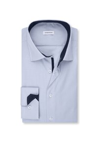 Camicia da uomo piegata azzurra chiara a piccoli quadri, con dettagli all'interno del colletto e dei polsini blu navy a pois, e bottoni bianchi.