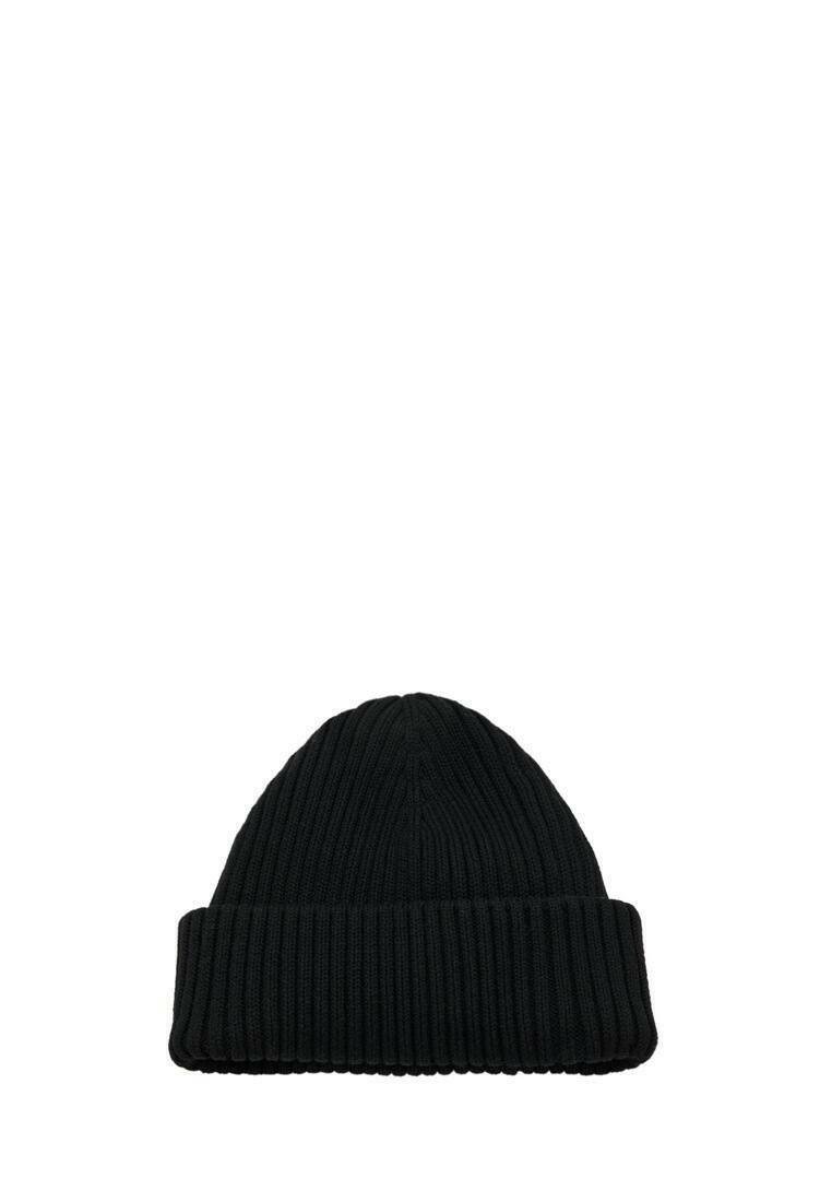 Gorro negro de punto acanalado con puño doblado, que muestra un patrón texturizado y parte superior redondeada, adecuado para usar en clima frío.