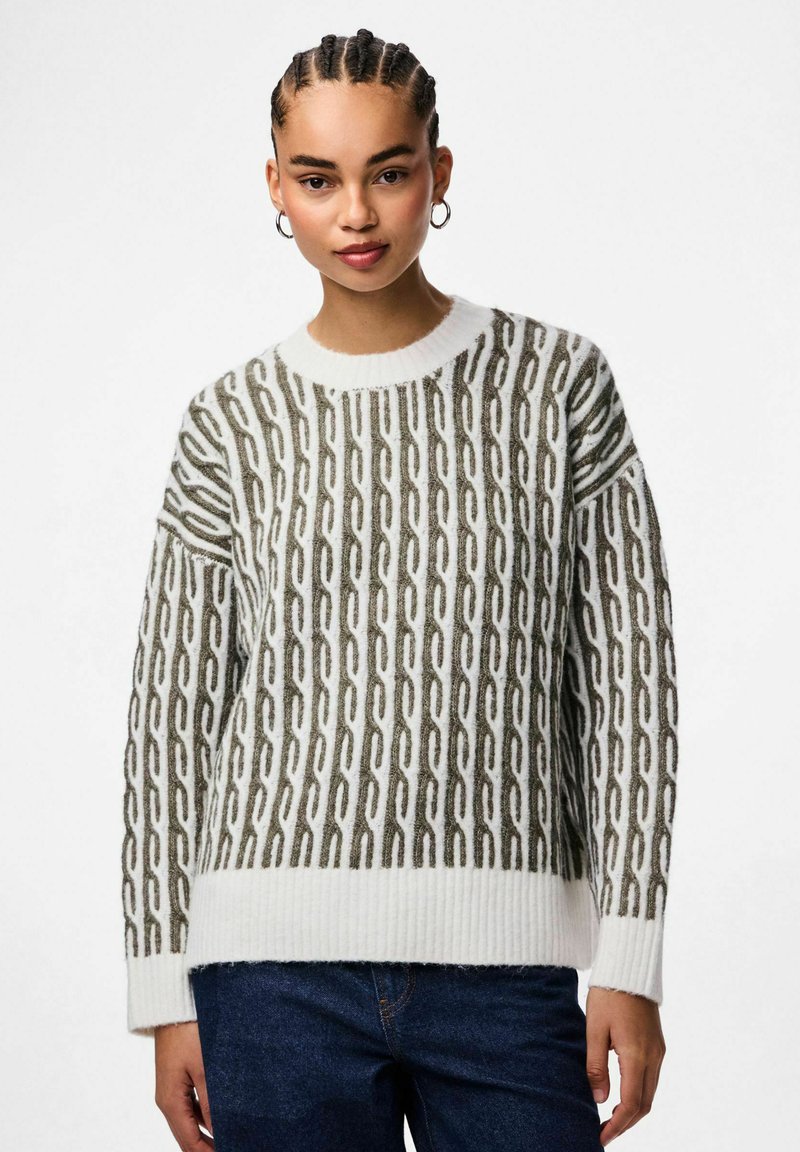 Pull en grosse maille avec une base blanche ornée de motifs verts en forme de chaîne, poignets et ourlet côtelés, et un col rond classique.