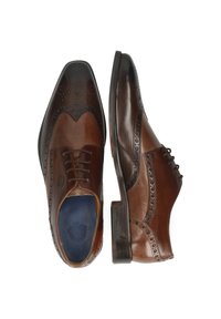 Chaussures habillées en cuir marron et marron foncé, avec des détails perforés, un laçage à l'avant, un bout pointu et un design épuré.