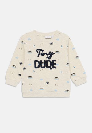 Sweat-shirt beige clair en coton, avec le texte "Tiny DUDE" en bleu marine, des motifs de nuages, de soleil et de caravane en bleu et marron. Manches longues.