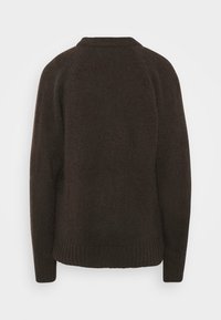 Tmavě hnědý svetr s texturovaným pletením, raglánovými rukávy a ribbovanými manžetami a lemem. Jednoduchý design, žádné viditelné vzory nebo kování.