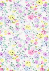 Tecido floral com diversas flores pequenas em roxo, rosa, amarelo e azul sobre um fundo branco. Textura leve e delicada.
