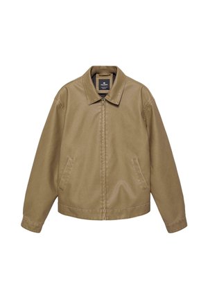 Bézs színű, hétköznapi dzseki teljes hosszában elöl cipzárral, oldalzsebekkel, hosszú ujjakkal és hegyes gallérral, fehér háttéren megjelenítve.