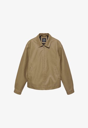 Beige Freizeitjacke mit durchgehendem Frontreißverschluss, Seitentaschen, langen Ärmeln und spitzem Kragen, präsentiert vor weißem Hintergrund.