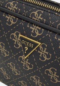 Guess VEZZOLA - Keresztpántos táska - brown/ochre