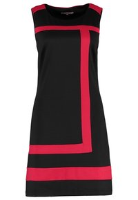 Robe noire sans manches avec de larges rayures géométriques rouges sur les épaules, le devant et l'ourlet.