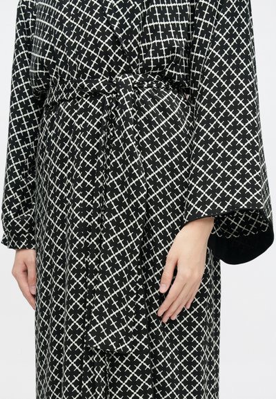 Μαύρο και λευκό ρόμπα με σχέδιο, με το σχέδιο περιτύλιξης, διαθέτει ζώνη δέσιμο, φαρδιές μανίκες και γραμμικό μοτίβο με διασταυρούμενες γραμμές.