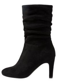 Bottine en daim noir avec un design décontracté, bout pointu et talon aiguilles de 10 cm. Texture lisse avec peu de détails, sans éléments métalliques visibles.