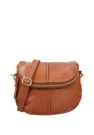 Brun læder crossbody taske med lynlåslomme foran, justerbar rem med spænde og guldfarvet hardware på en hvid baggrund.