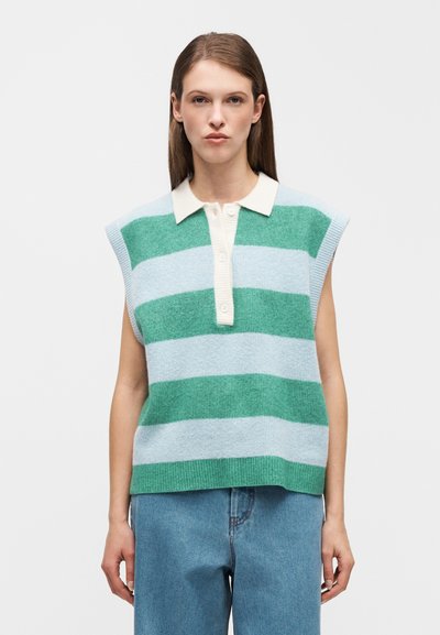 Haut polo sans manches en maille avec des rayures alternées vertes et bleu clair, col crème et fermeture par boutons. Texture douce.
