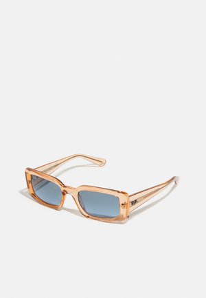 Occhiali da sole rettangolari traslucidi arancioni con lenti sfumate blu scuro e tempie sottili e piatte con un discreto dettaglio del marchio.