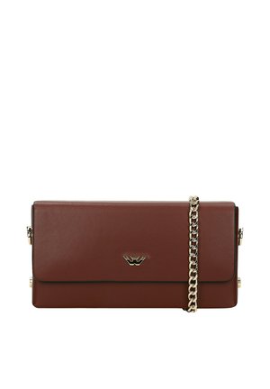 Clutch in pelle marrone scuro con una tracolla dorata e un piccolo emblema dorato centrato sul risvolto anteriore.