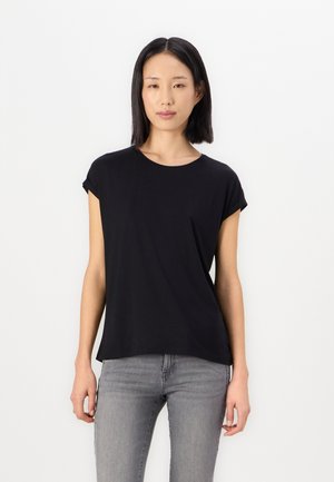 Zwart T-shirt met korte mouwen van lichte stof, met een ronde hals en omgeslagen mouwen, gecombineerd met grijze jeans. Eenvoudig en veelzijdig ontwerp.