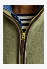 Unselected, light green