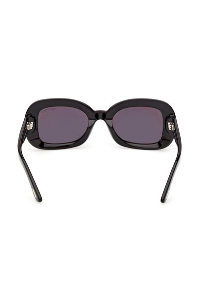 Lunettes de soleil rectangulaires noires avec des montures épaisses et des verres teintés foncés, vues de face sur un fond blanc.