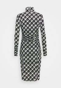 Długa, dopasowana sukienka w czarno-białą kratkę z kołnierzem typu golf i zebranym detalem w talii. Wykonana z teksturowanej tkaniny.