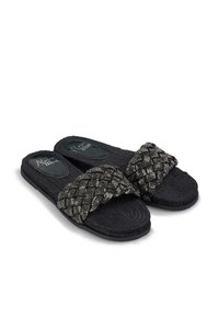 Sandalias deslizantes de tela negra con detalles de tiras tejidas en negro y plata brillante, plantilla texturizada y suela plana de goma.