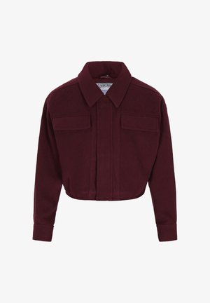 Przycięta bordowa kurtka wykonana z teksturowanej tkaniny, z wywinianym kołnierzem, przednim zapięciem na guziki oraz dwiema kieszeniami na piersi.
