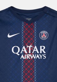 Nike nogometna majica v temno modri barvi z geometrijskim motivom, rdečo in modro navpično črtastih detajlih ter logotipi za Pariz in Qatar Airways.