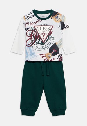 Completo due pezzi per bambini con maglietta bianca a maniche lunghe con stampa di orsi e testo, abbinato a pantaloni verde scuro con coulisse in vita.