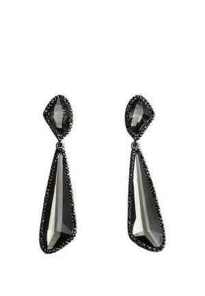 Paire de boucles d’oreilles noires facettées en forme de goutte avec petits détails de perles noires autour des bords sur fond blanc.